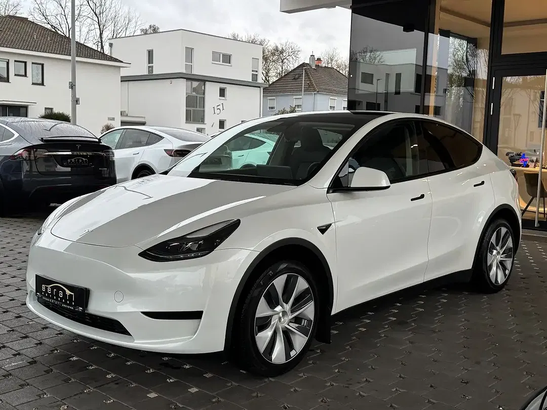 Tesla Model Y - Thumbnail 7