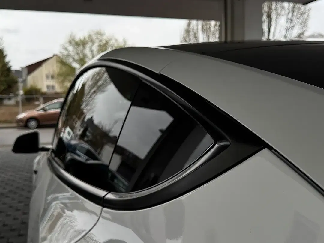 Tesla Model Y - Thumbnail 8