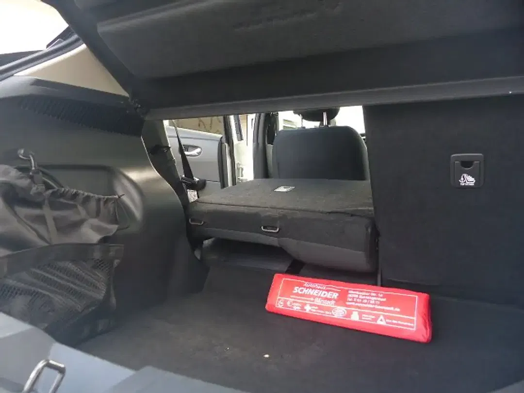 Nissan Leaf - Thumbnail 14