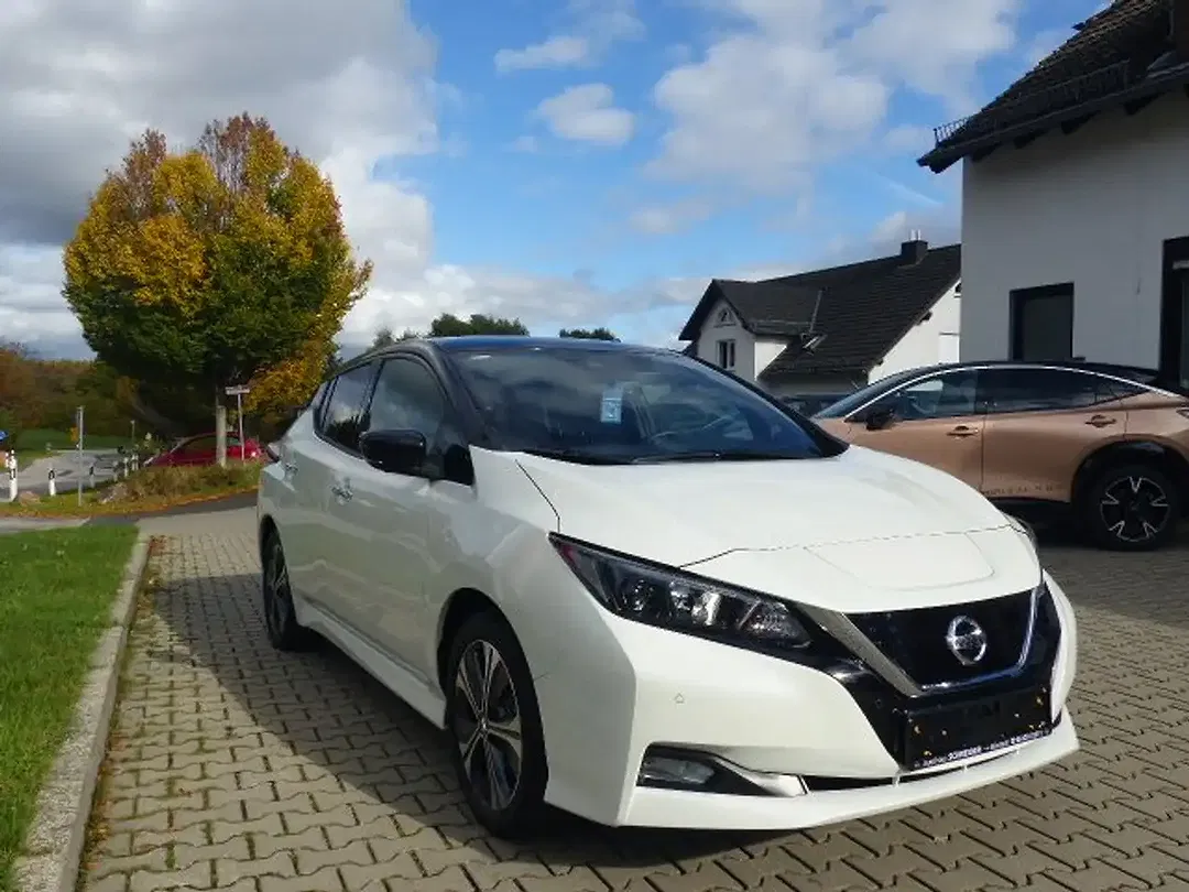 Nissan Leaf - Thumbnail 3