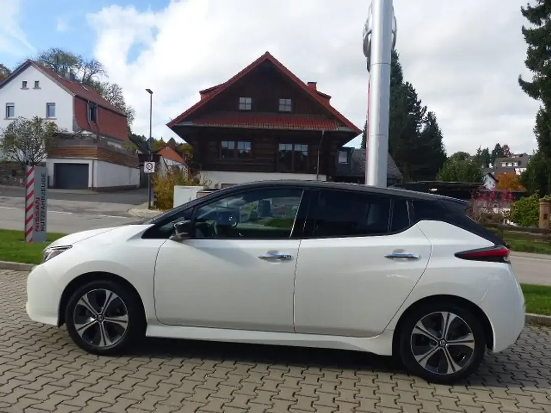 Nissan Leaf - Thumbnail 4