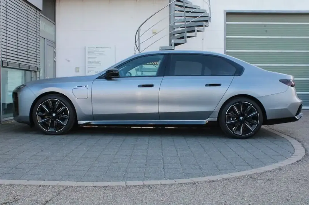 BMW 760 - Thumbnail 4
