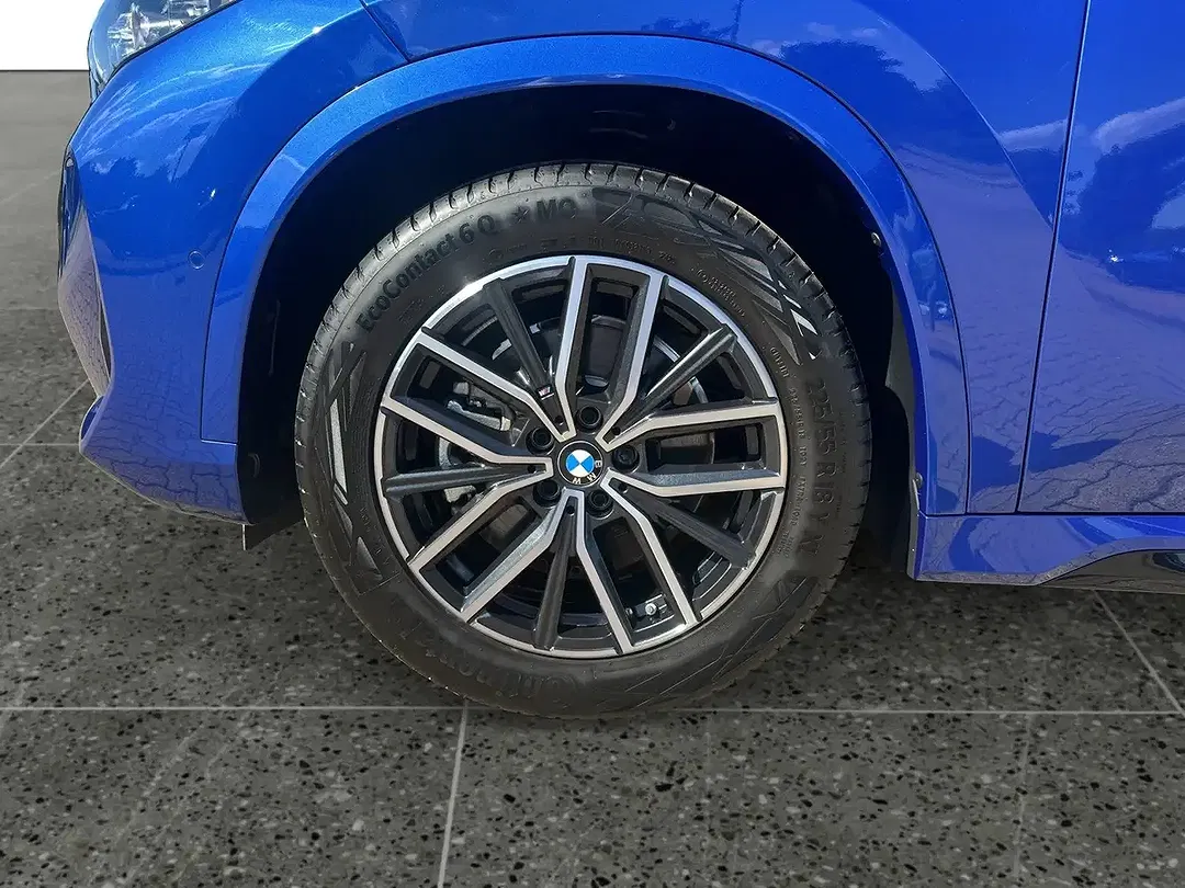 BMW iX1 - Thumbnail 4