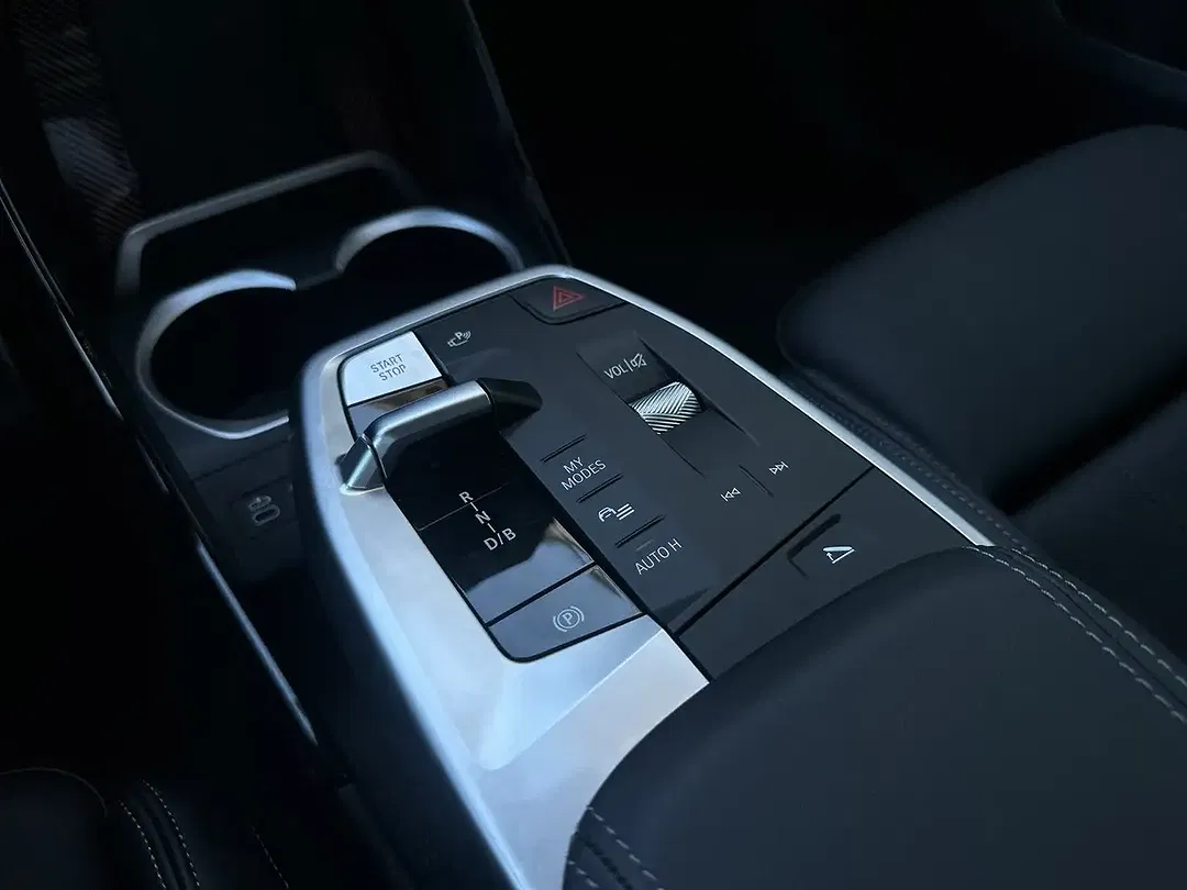 BMW iX1 - Thumbnail 8
