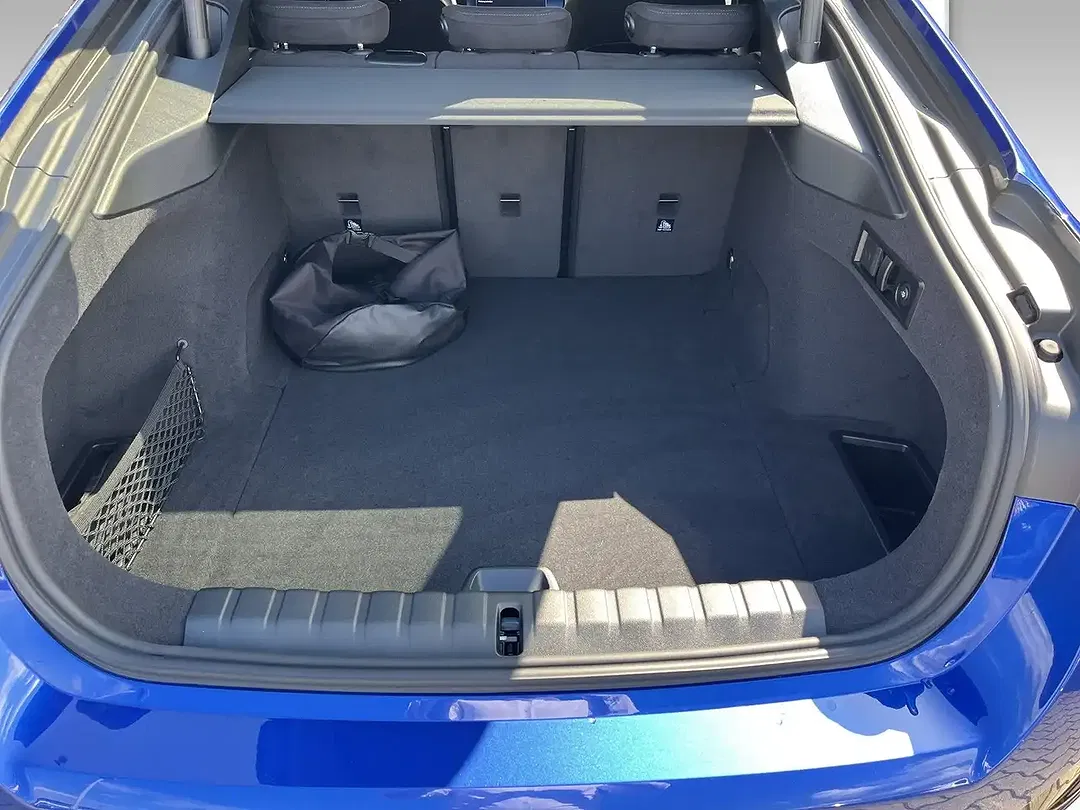 BMW i4 - Thumbnail 11