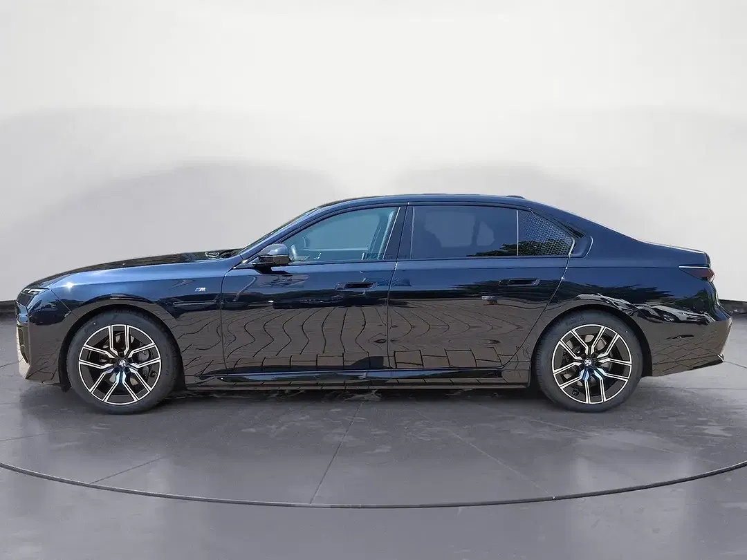 BMW i7 - Thumbnail 3