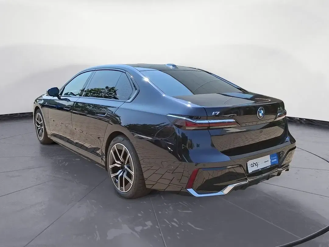 BMW i7 - Thumbnail 4