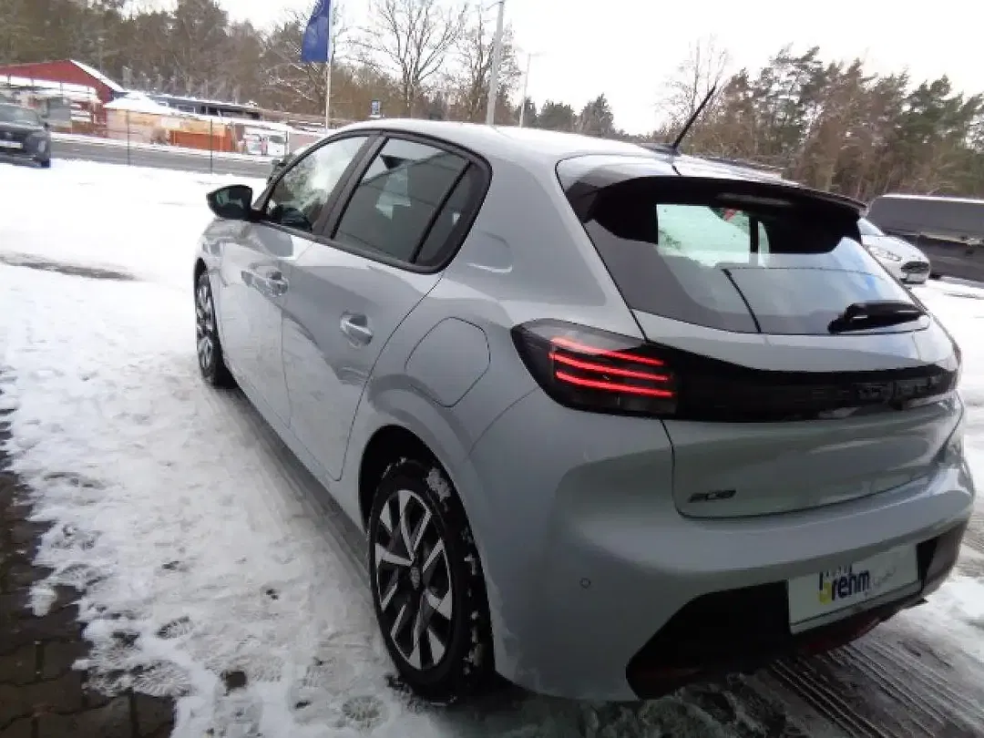 Peugeot 208 - Thumbnail 4