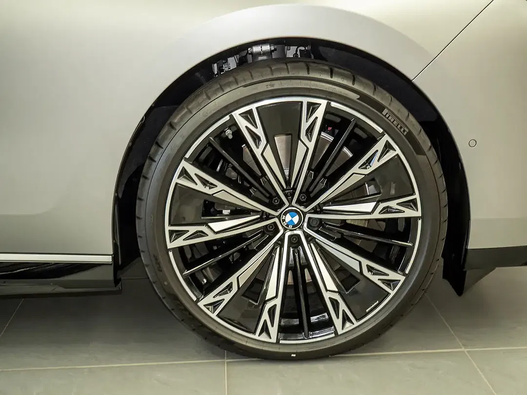 BMW i7 - Thumbnail 5
