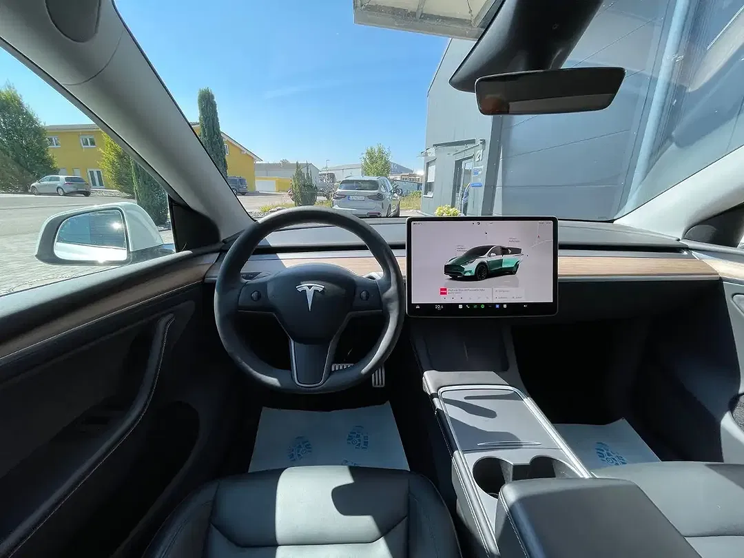 Tesla Model Y - Thumbnail 15