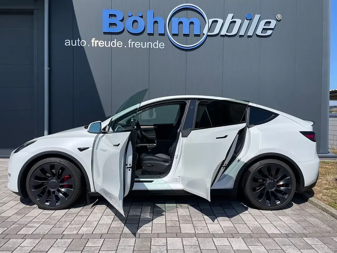 Tesla Model Y - Thumbnail 2