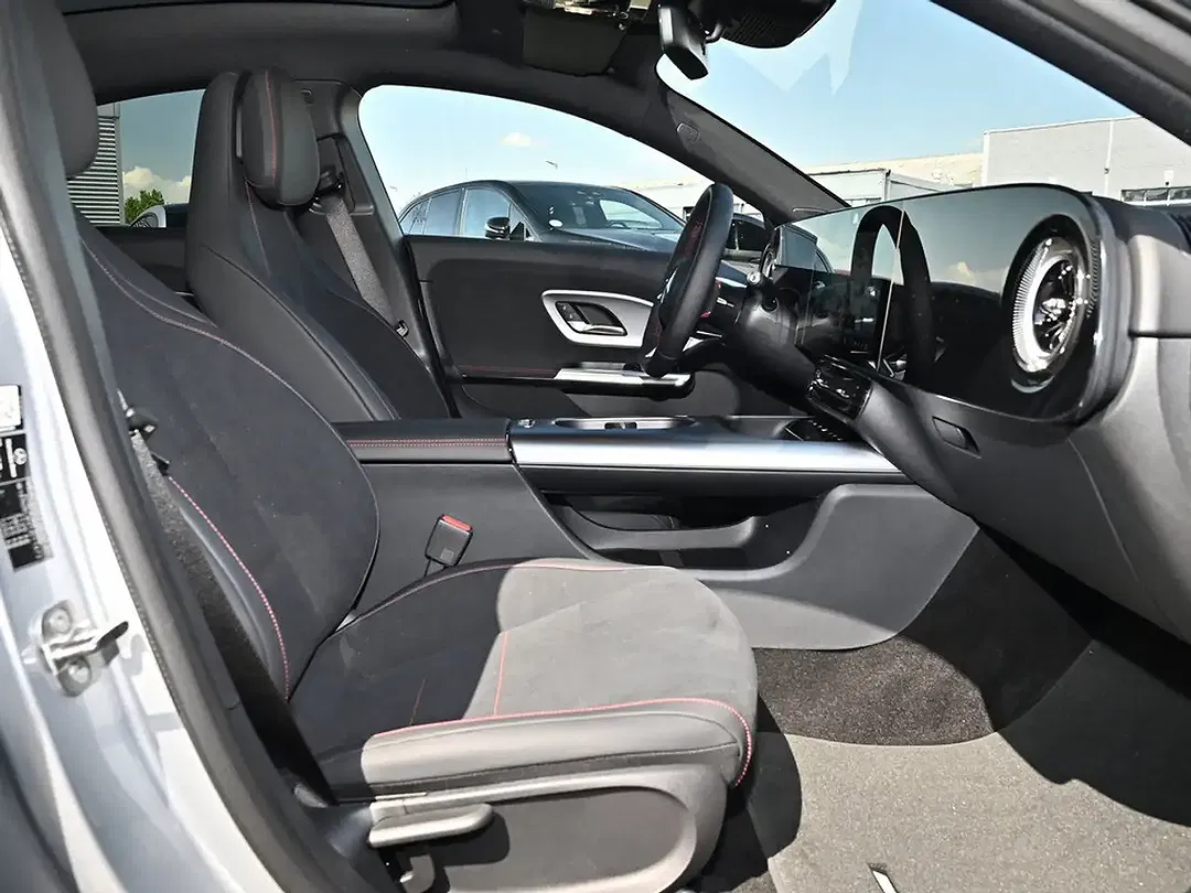 Mercedes-Benz CLA 180 - Thumbnail 3
