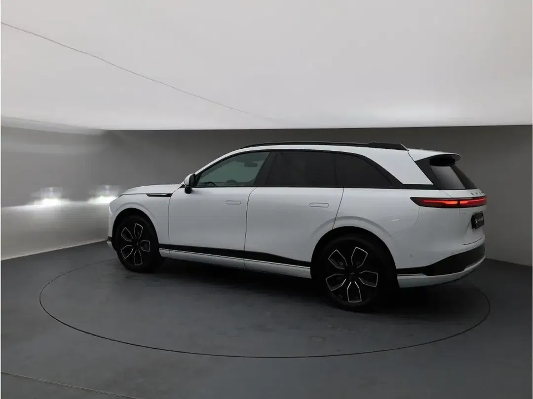 Xpeng G9 - Thumbnail 4