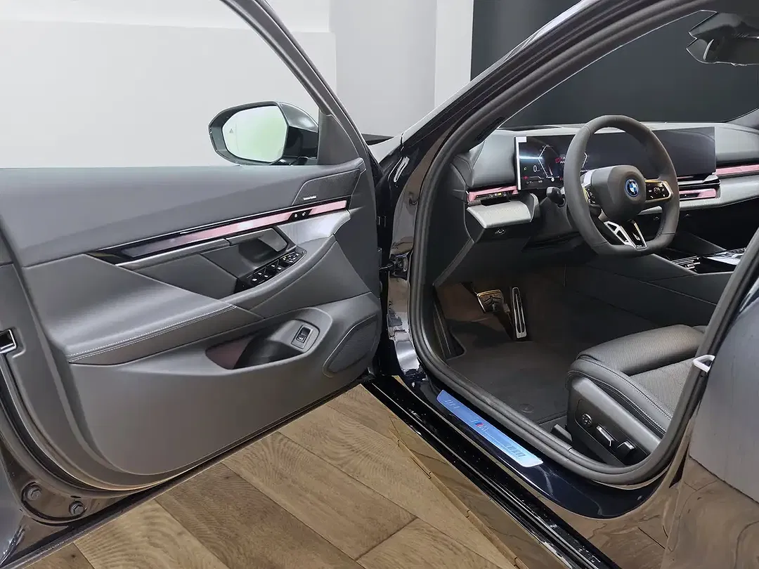 BMW i5 - Thumbnail 2
