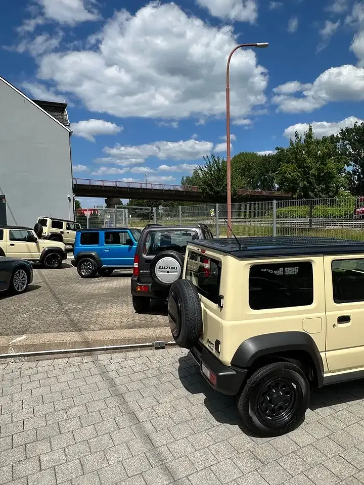 Suzuki Jimny - Thumbnail 23