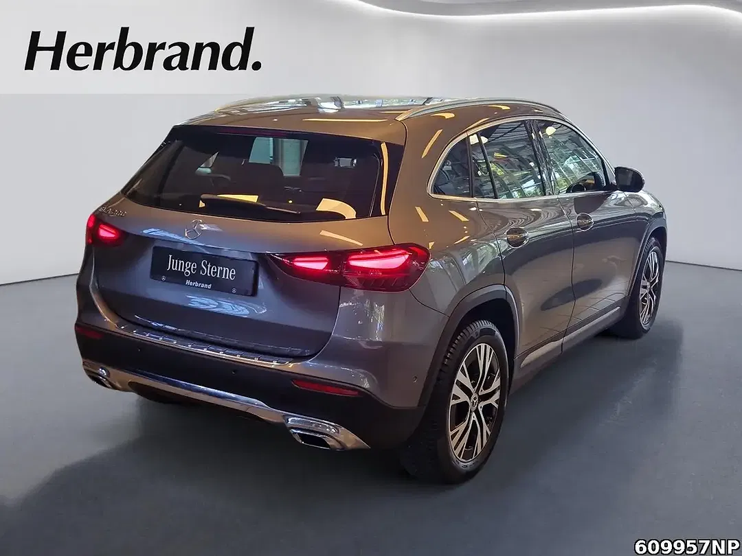 Mercedes-Benz GLA 200 - Thumbnail 3