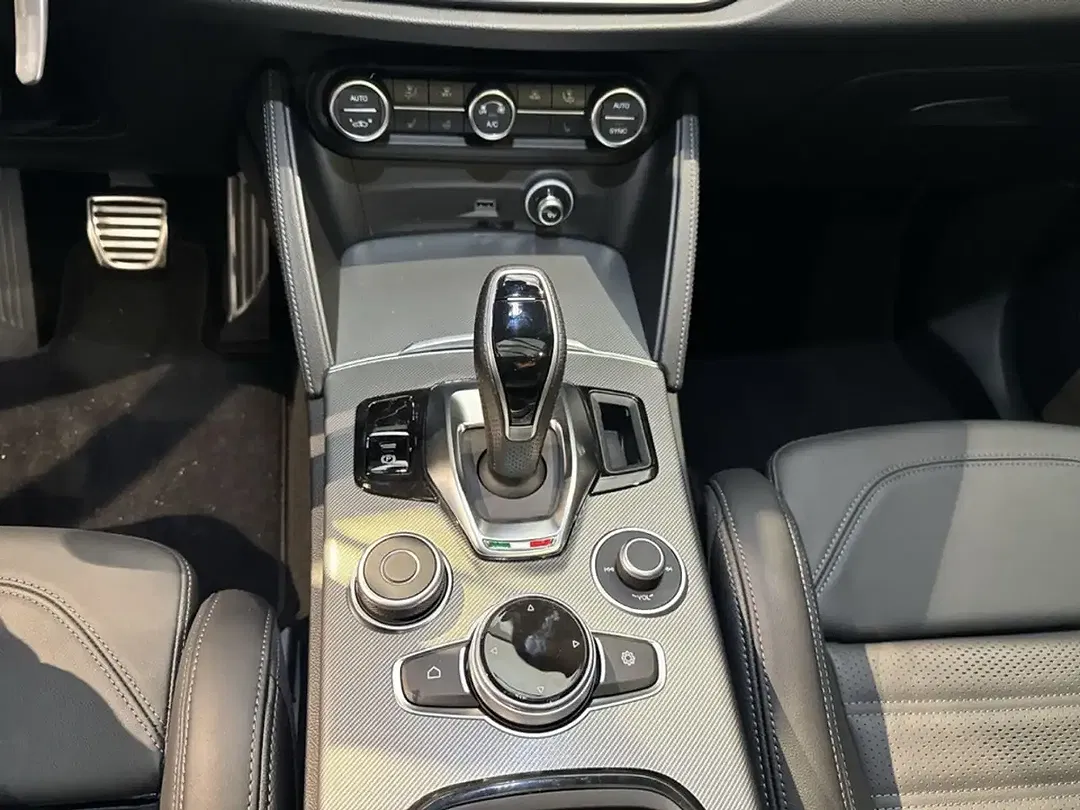 Alfa Romeo Stelvio - Thumbnail 10