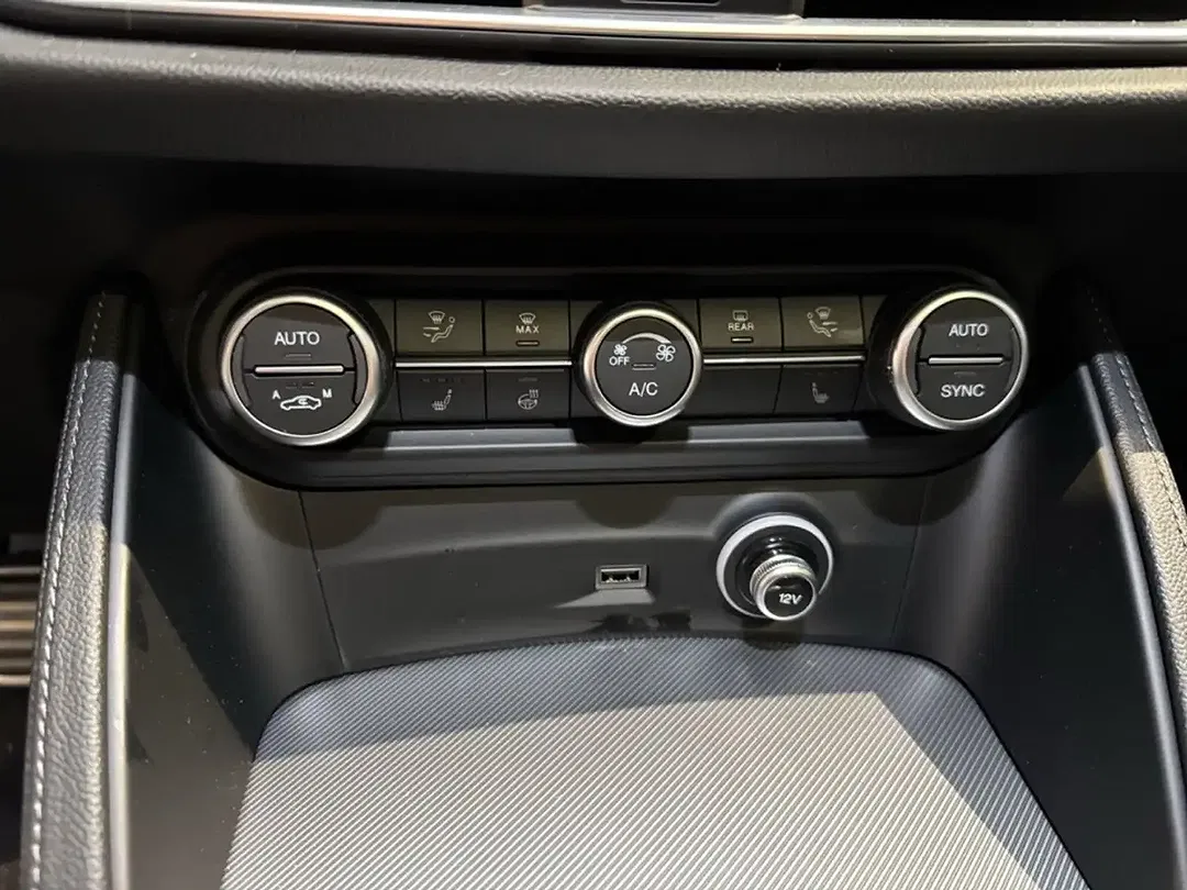 Alfa Romeo Stelvio - Thumbnail 11