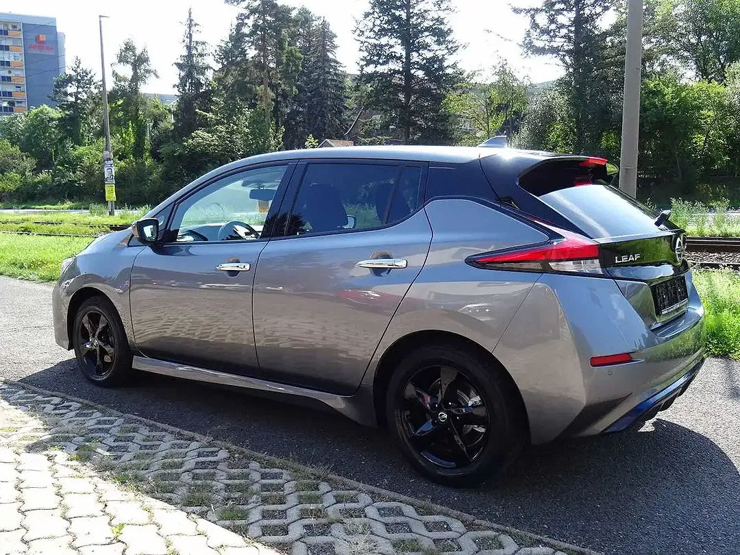 Nissan Leaf - Thumbnail 3