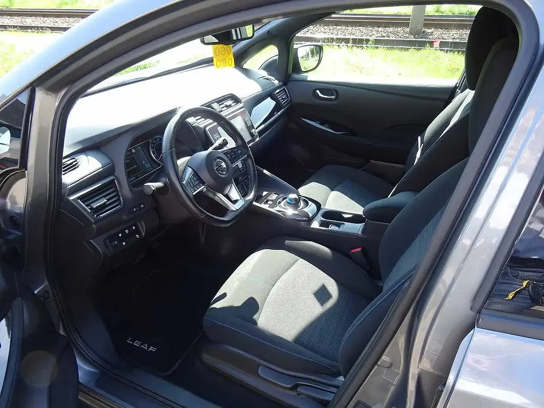 Nissan Leaf - Thumbnail 5