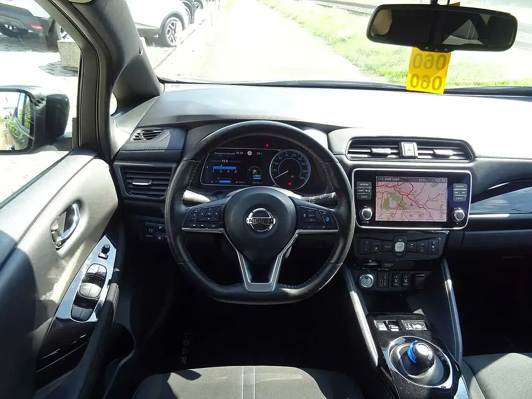 Nissan Leaf - Thumbnail 8