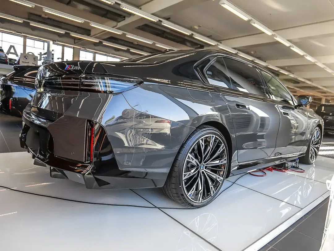 BMW i7 - Thumbnail 2