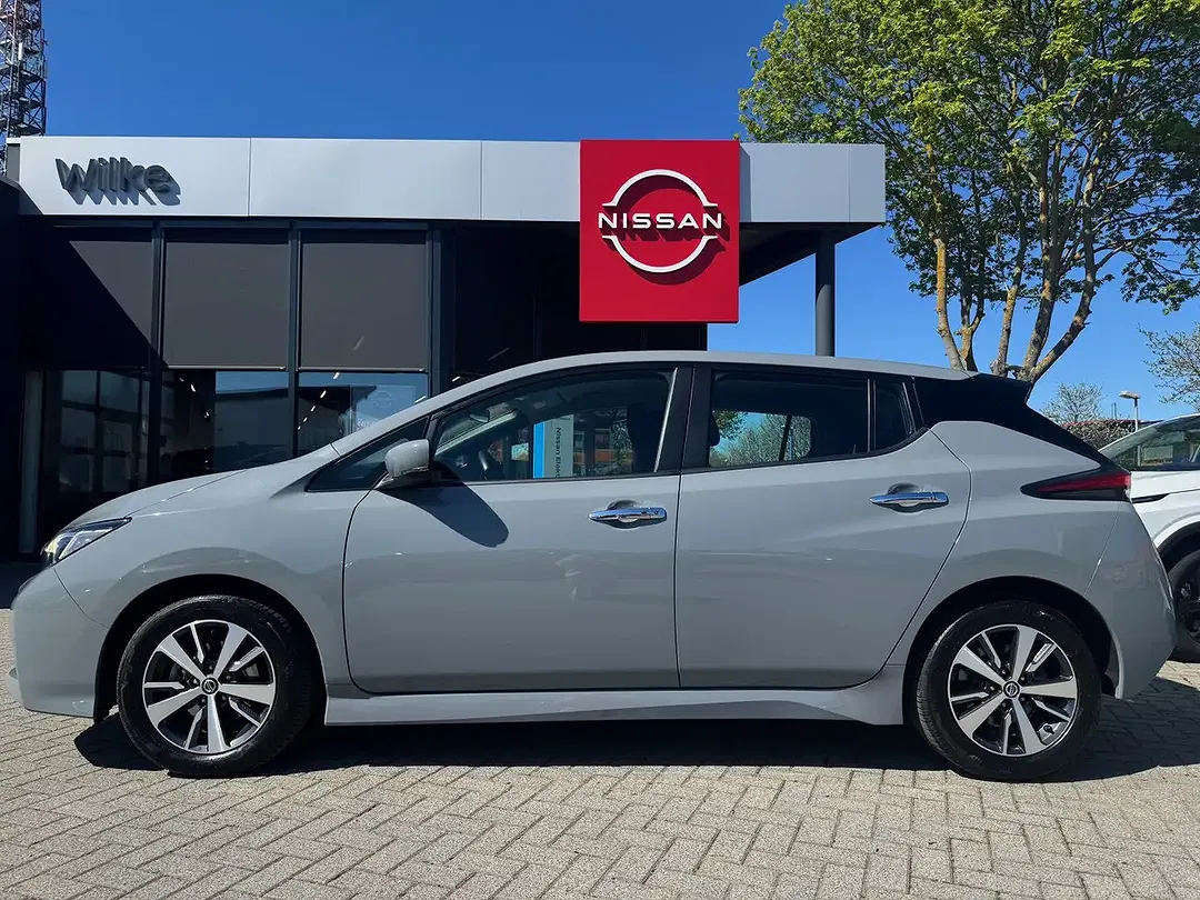 Nissan Leaf - Thumbnail 3
