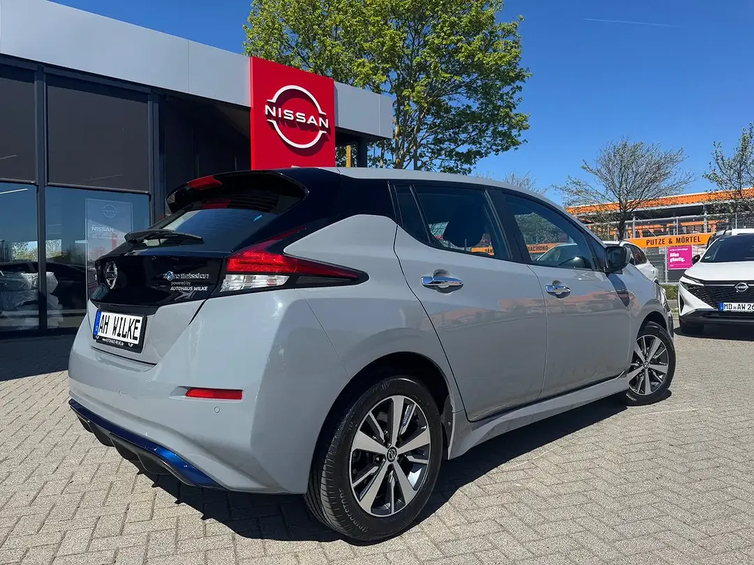 Nissan Leaf - Thumbnail 5