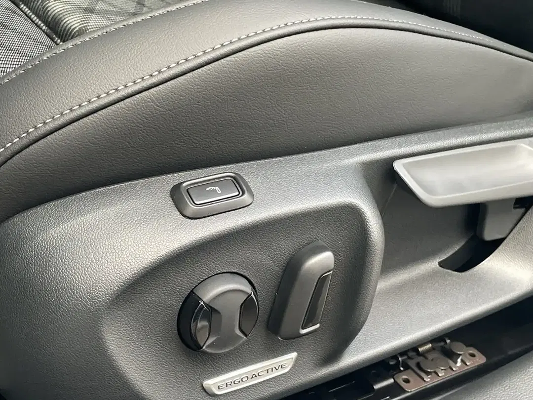 Volkswagen Passat - Thumbnail 11