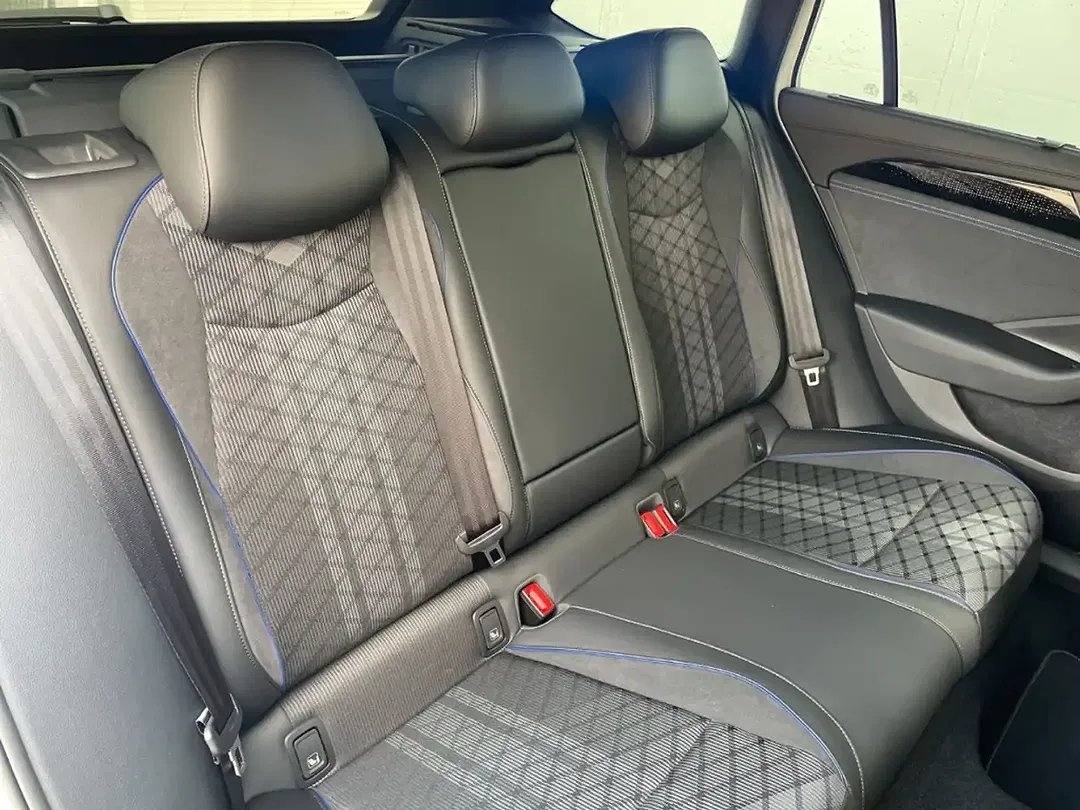 Volkswagen Passat - Thumbnail 24