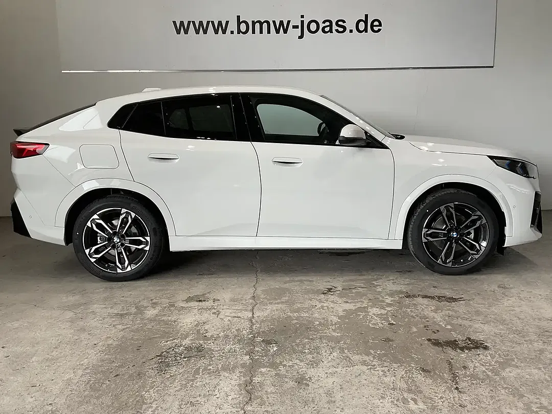 BMW iX2 - Thumbnail 12