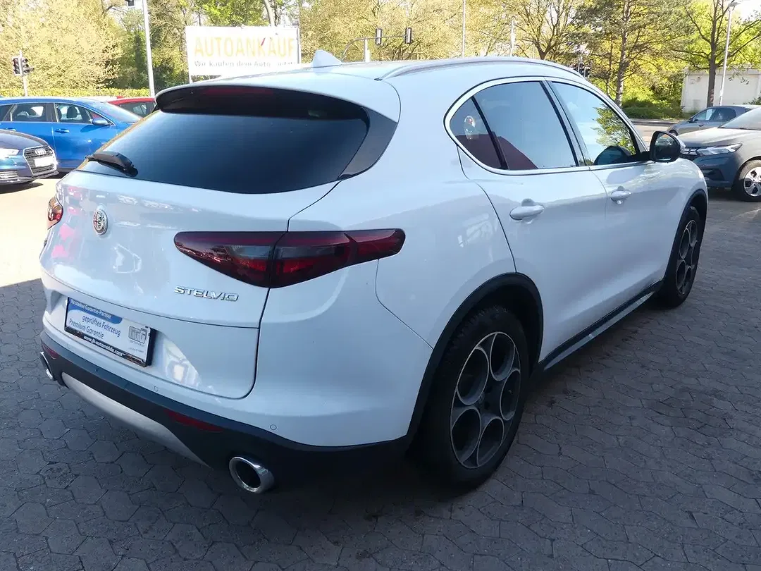 Alfa Romeo Stelvio - Thumbnail 5