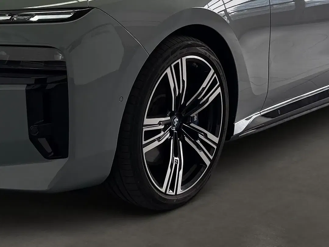 BMW i7 - Thumbnail 8