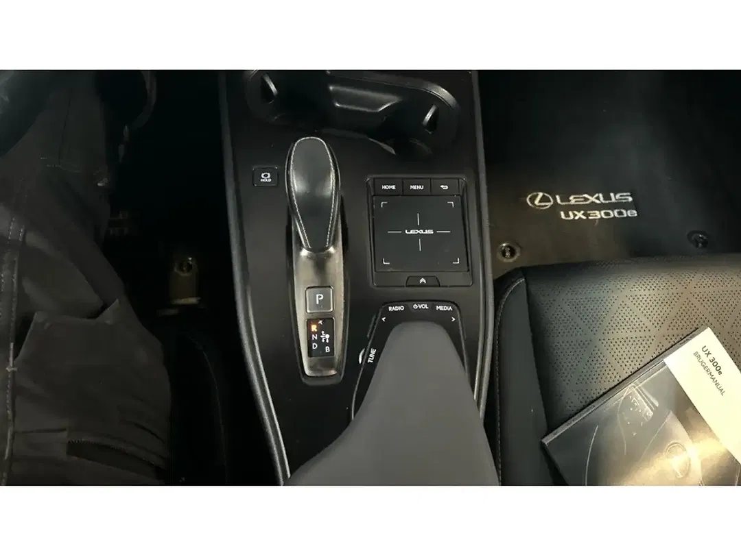 Lexus UX 300e - Thumbnail 11