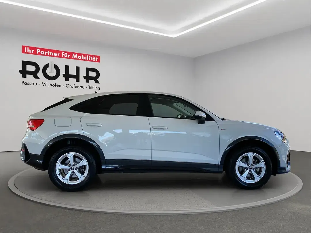 Audi Q3 - Thumbnail 3