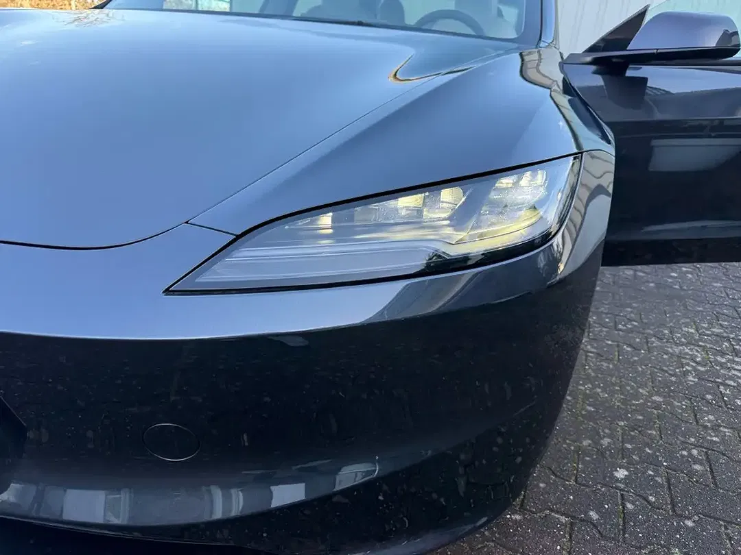 Tesla Model 3 - Thumbnail 10