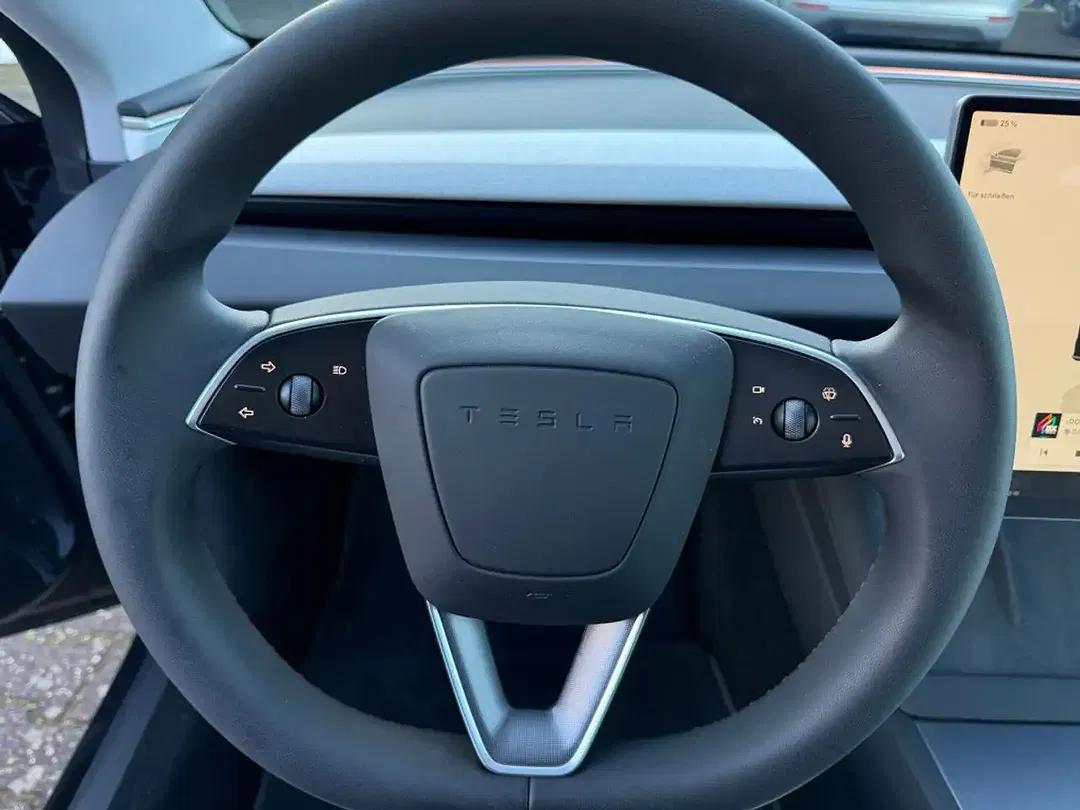 Tesla Model 3 - Thumbnail 11