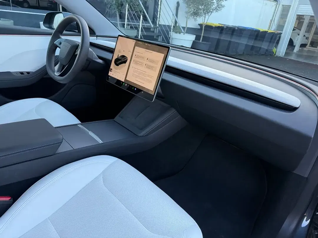 Tesla Model 3 - Thumbnail 13