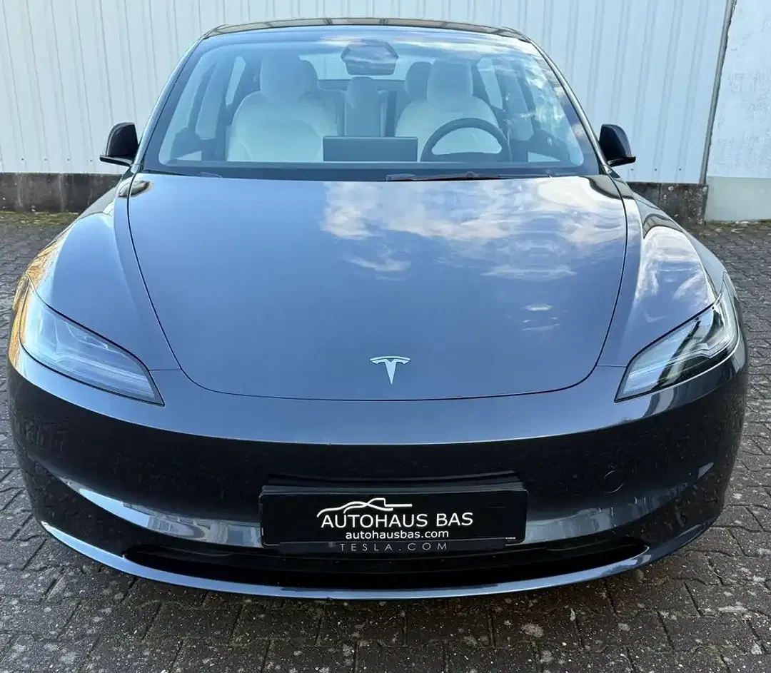 Tesla Model 3 - Thumbnail 4