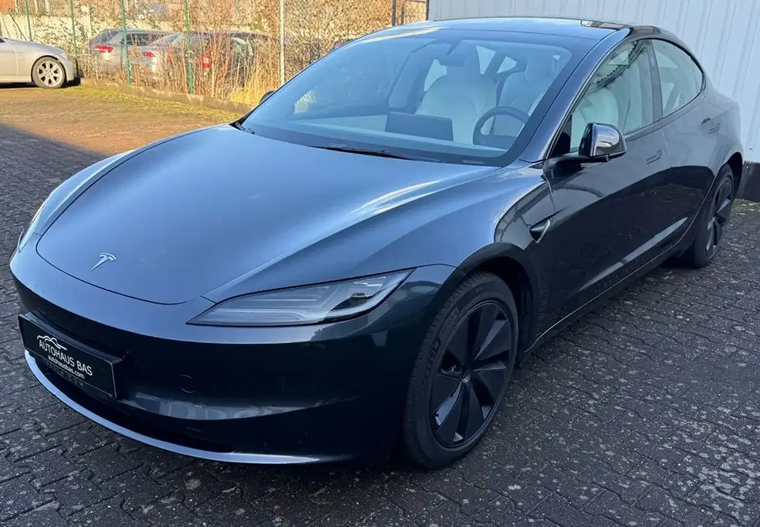 Tesla Model 3 - Thumbnail 5