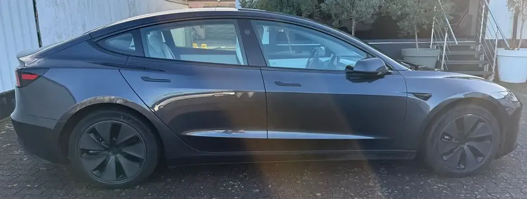 Tesla Model 3 - Thumbnail 6