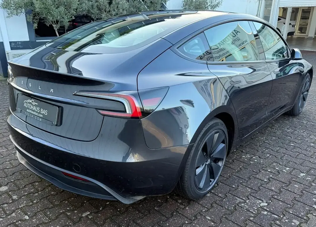 Tesla Model 3 - Thumbnail 7