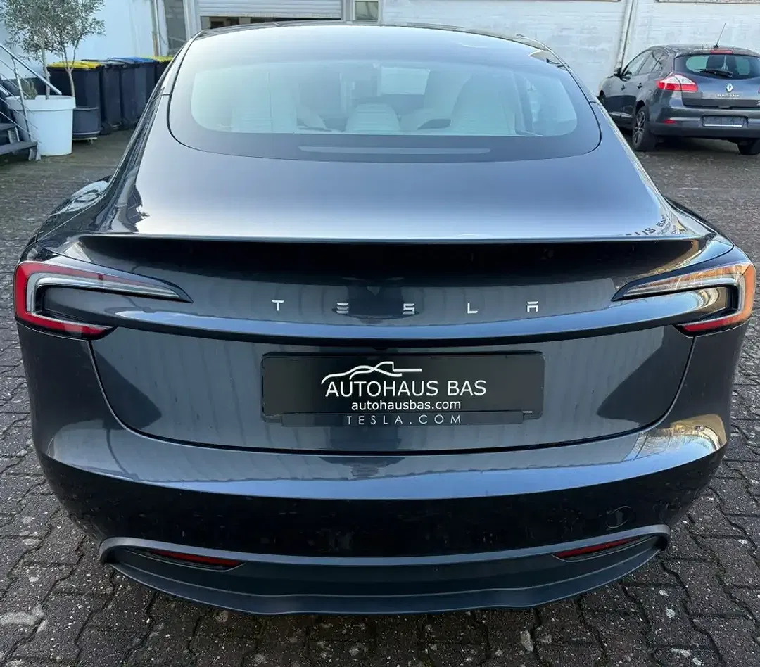 Tesla Model 3 - Thumbnail 8