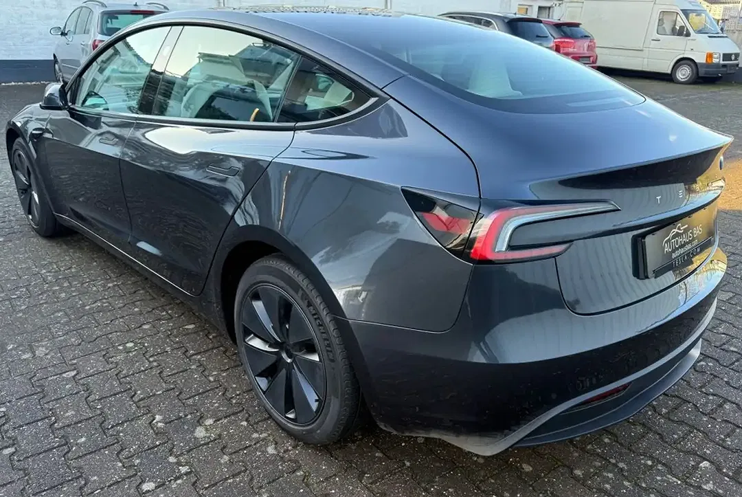 Tesla Model 3 - Thumbnail 9