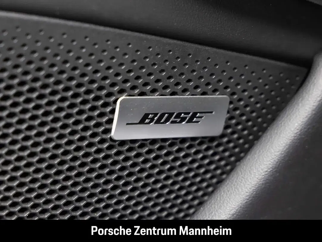 Porsche Taycan - Thumbnail 26
