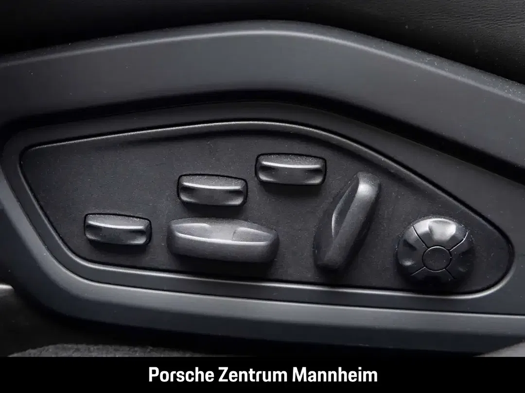 Porsche Taycan - Thumbnail 27
