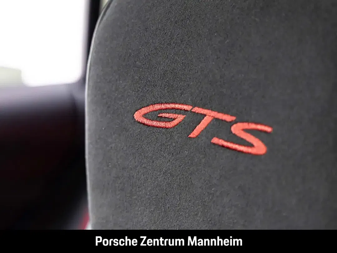 Porsche Taycan - Thumbnail 30