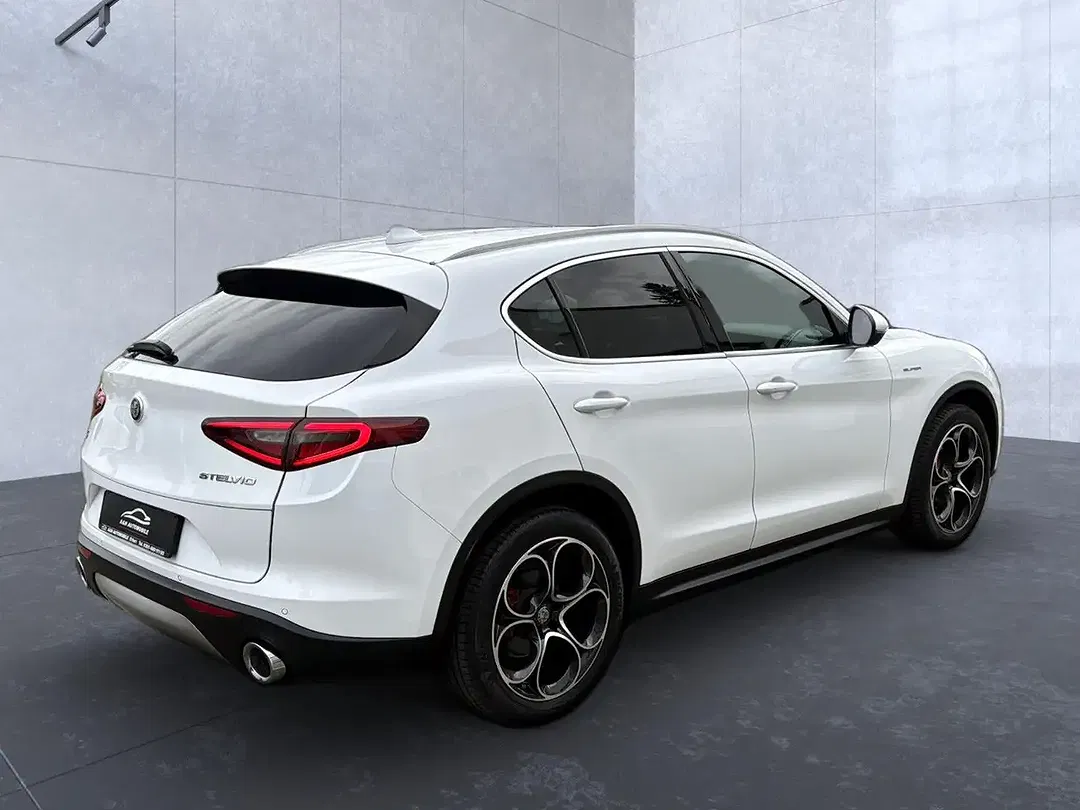 Alfa Romeo Stelvio Q4 Super Veloce - foto 2