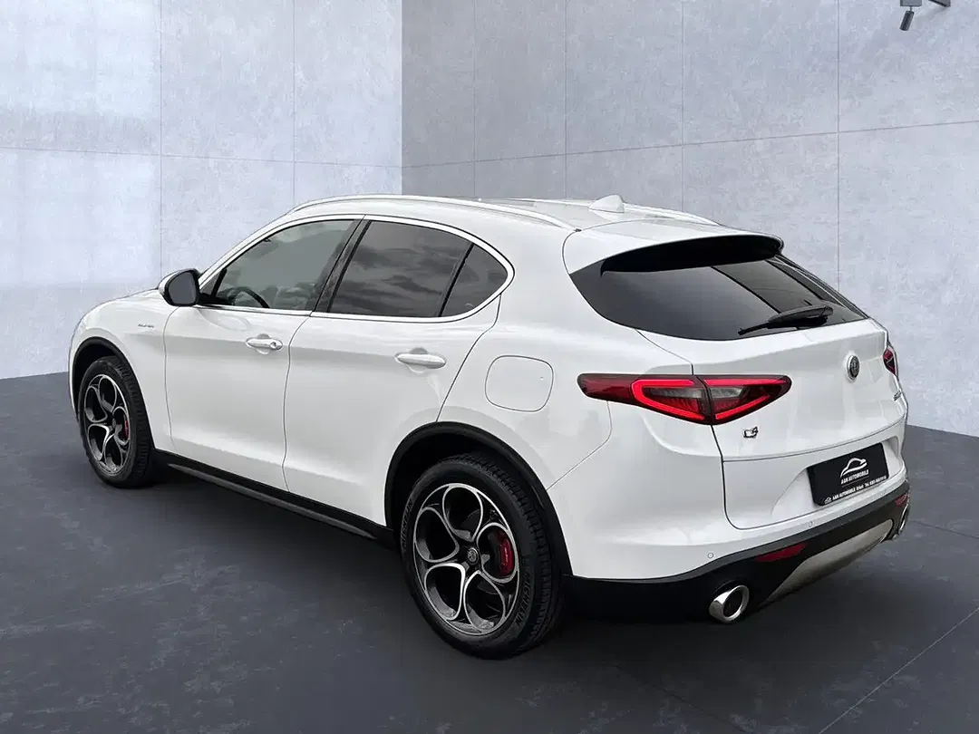 Alfa Romeo Stelvio - Thumbnail 3
