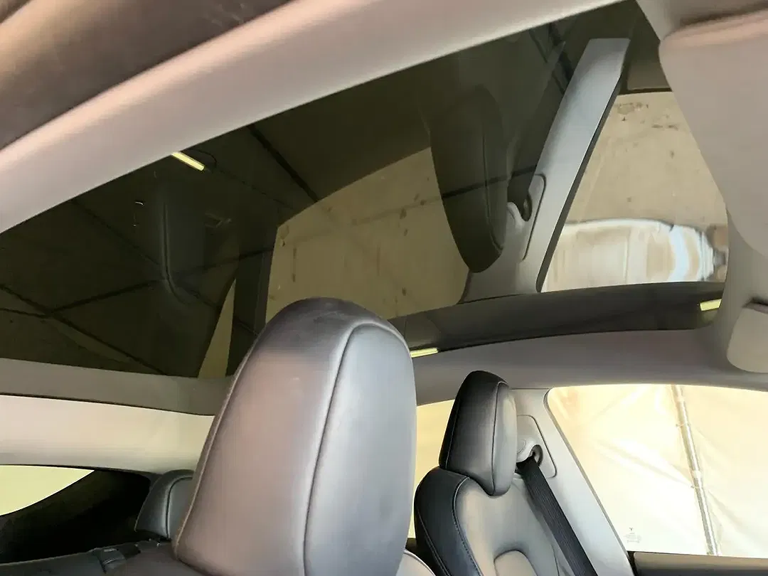 Tesla Model Y - Thumbnail 4